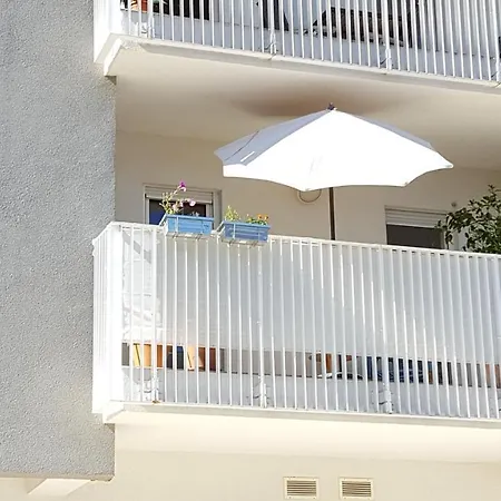 Butterfly Apartment *